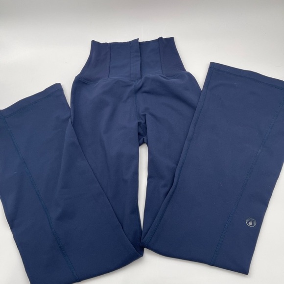 Lululemon hooked my eye flare leggings - Picture 2 of 8